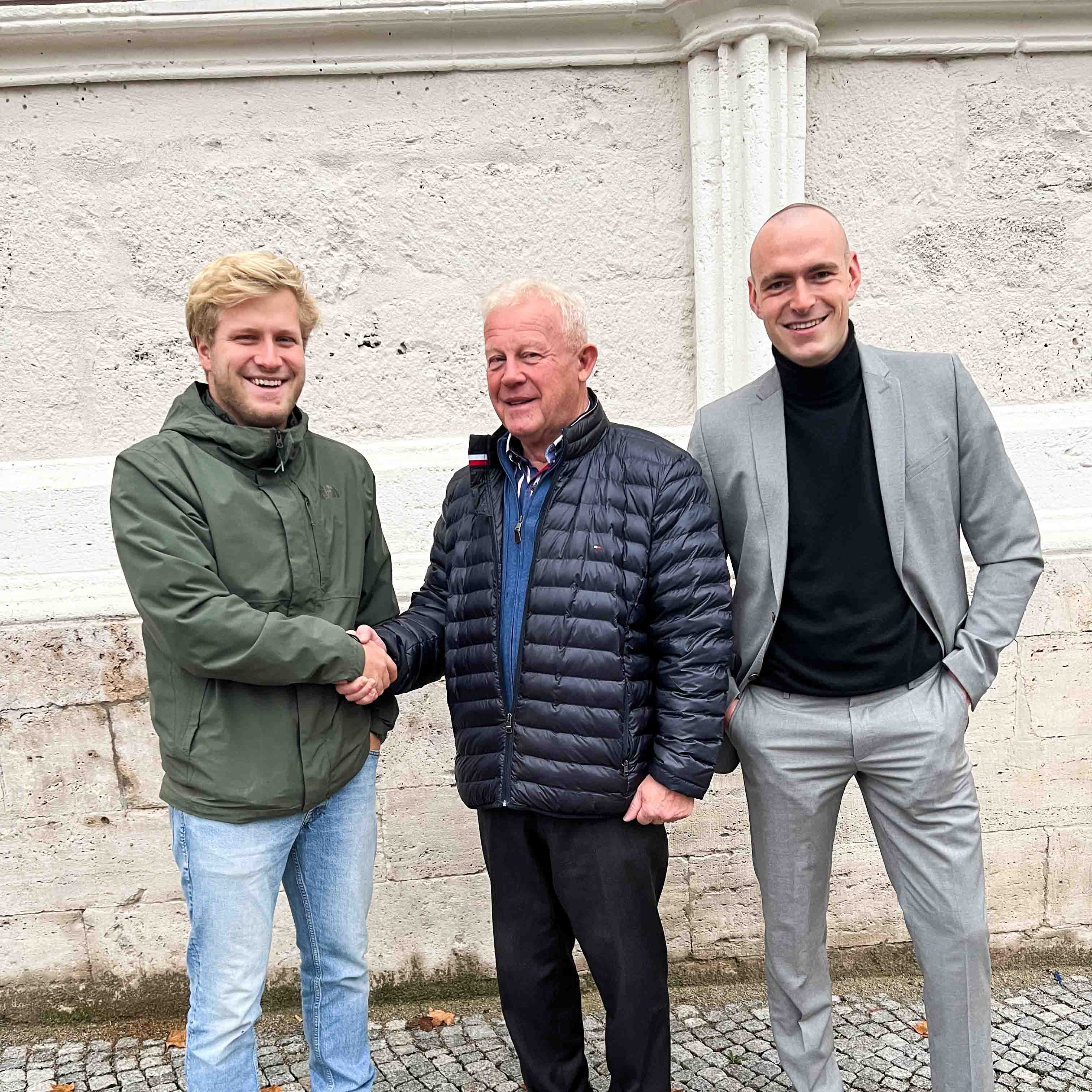 Felix Drechsel und Jeremias Polster in Weimar neben dem Gründer von Rain-O-Tec Johannes Rainer